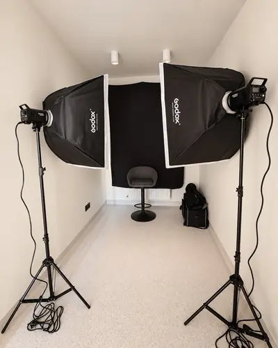 Studio foto cu lumini profesionale, amenajat în clinică