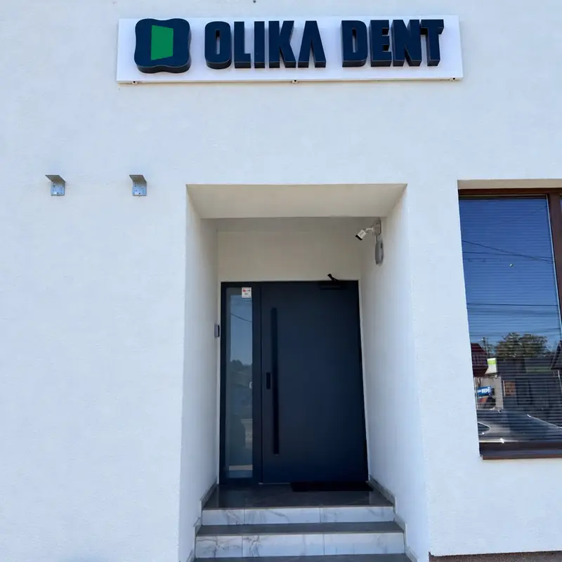 Intrarea în clinica OlikaDent, cu firma OLIKA DENT deasupra ușii