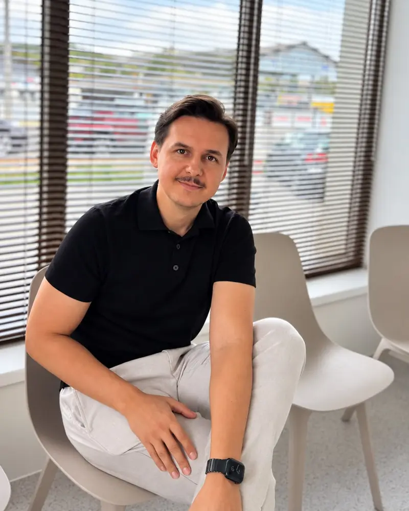 Oliver Füstös, fondatorul OlikaDent, în sala de așteptare a clinicii